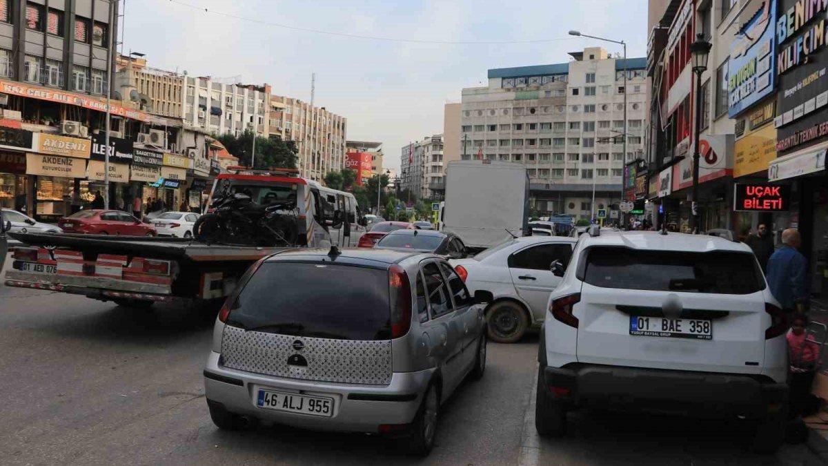 Adana Seyhan'da 5 Ocak Meydanı ve Çakmak Caddesi'nde trafik akışını engelleyen hatalı park edilmiş araçlar