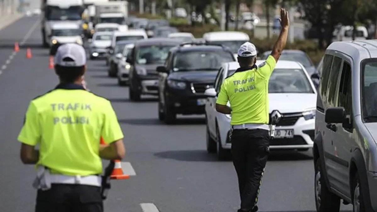 Batman'da polis ekiplerinin gerçekleştirdiği trafik denetimleri ve araç kontrolleri
