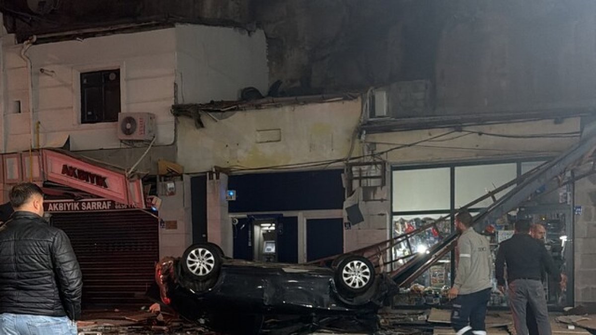 Kayseri İncesu'da 50 metre yükseklikten iş yerlerinin üzerine düşen otomobil ve kaza yeri