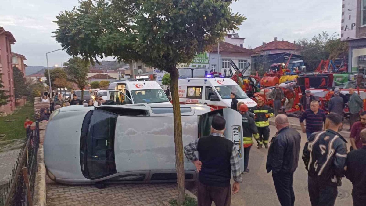 Samsun Havza Vezirköprü Caddesi'nde iki otomobilin çarpışması sonucu yan yatan araç